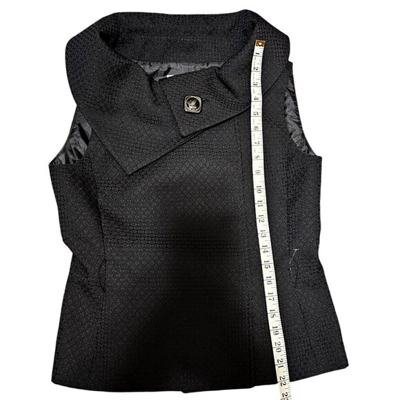 Vintage Style Textured Sleeveless Top With Oversized Collar & Button Detail In B - Picture 10 of 11